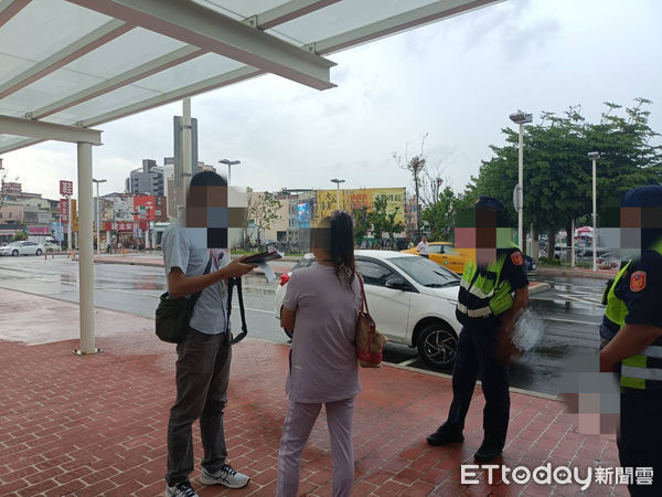 ▲▼苗栗監理站偕同苗栗警方，於苗栗火車站執行稽查白牌車違法載客勤務，發現一輛載有4名學生的白色自用小客車停靠下客，當場舉發。（圖／苗栗監理站提供）