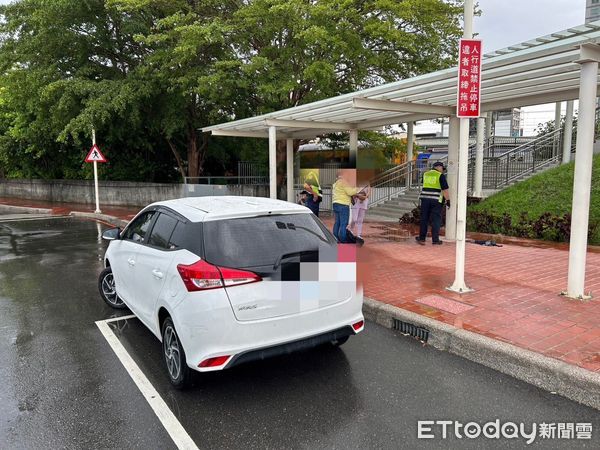 ▲▼苗栗監理站偕同苗栗警方，於苗栗火車站執行稽查白牌車違法載客勤務，發現一輛載有4名學生的白色自用小客車停靠下客，當場舉發。（圖／苗栗監理站提供）