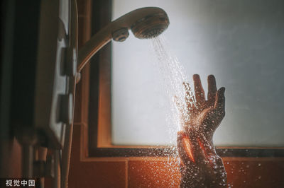 72歲爺飯店洗澡被「58度高溫水活活煮死」　家人目睹皮膚脫落嚇