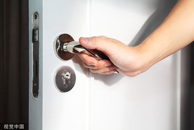 鄰居嫌吵門鎖灌膠　2女投書公司「沒道德素養」反賠錢