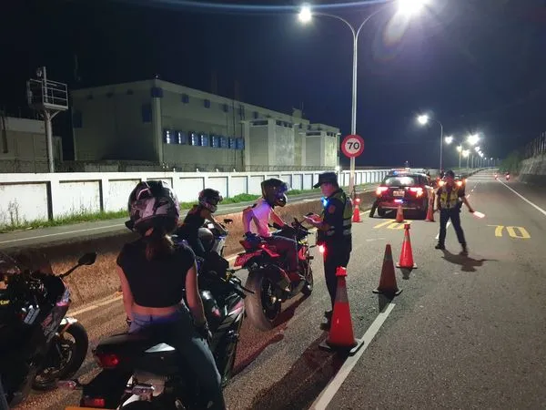 ▲▼夜遊勝地抓飆車族…8成無照駕駛 學生哭喊「付不出房租」求警放過。（圖／翻攝自金山警好讚）