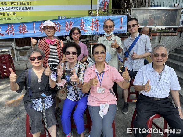 ▲▼    侯友宜台南廟口開講，親阿姨現身支持      。（圖／記者崔至雲攝）