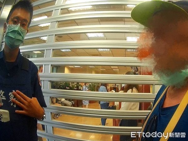 ▲阿北欲從ATM匯款給未曾謀面的老婆。（圖／桃園警分局提供）