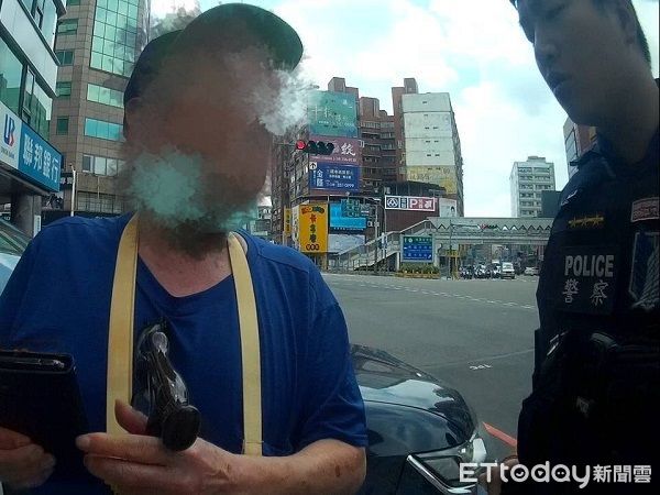 ▲警方則從銀行內一路跟隨阿北到路上連續勸阻。（圖／桃園警分局提供）