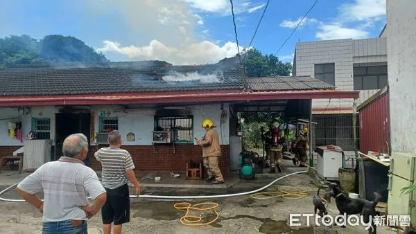 ▲台南市白河區汴頭里林子內1處民宅發生火警，消防人員接駁水線延伸進火場全力射水搶救。（圖／民眾提供，下同）