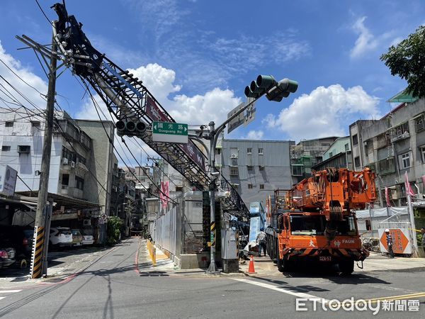 ▲吊車不慎砸毀電箱，導致永和住戶部分停電。（圖／記者陸運陞攝）