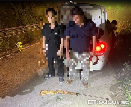 ▲▼一名男子持長槍在南投山區獵捕飛鼠，當場被警察逮捕。（圖／民眾提供，下同）