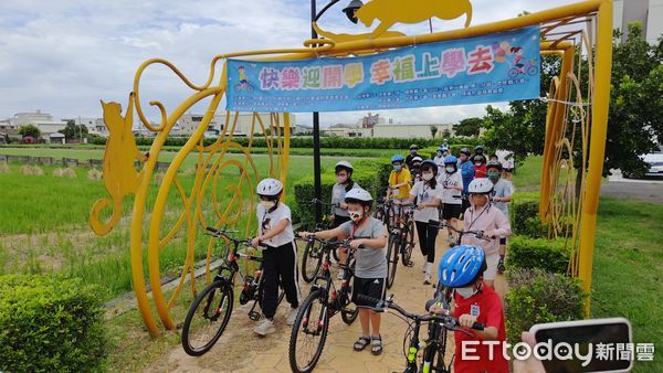 ▲「快樂迎開學幸福上學去」為弱勢學子送上50輛全新腳踏車及安全帽與每人1000元助學金。（圖／記者蔡佩旻翻攝）