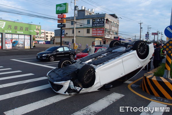 ▲▼前車突然變換車道，害後車反應不及，追撞後四輪朝天。（圖／民眾提供，下同）