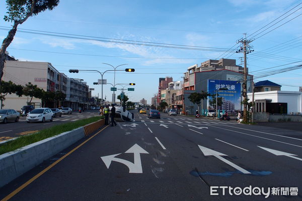 ▲▼前車突然變換車道，害後車反應不及，追撞後四輪朝天。（圖／民眾提供，下同）