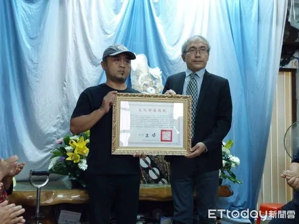 ▲文化部文化資產局長陳濟民12日代表頒贈文化部旌揚狀顏柱，由其子顏文哲代表受贈           。（圖／屏東縣政府文化處提供）