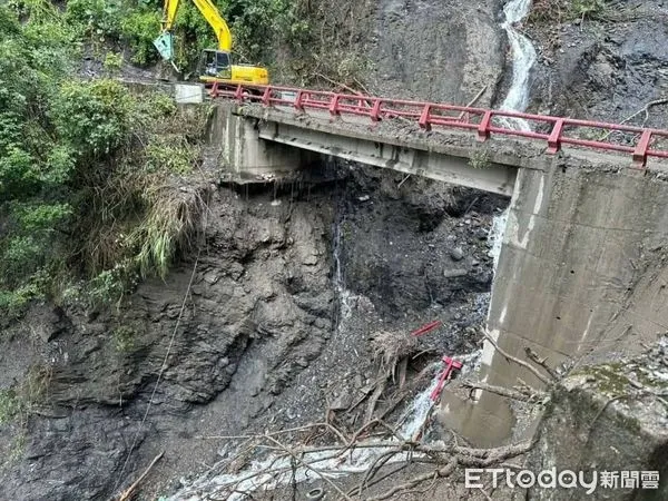 ▲▼投85線路基流失70公尺的超大斷點 12日下午搶通。（圖／記者高堂堯翻攝）