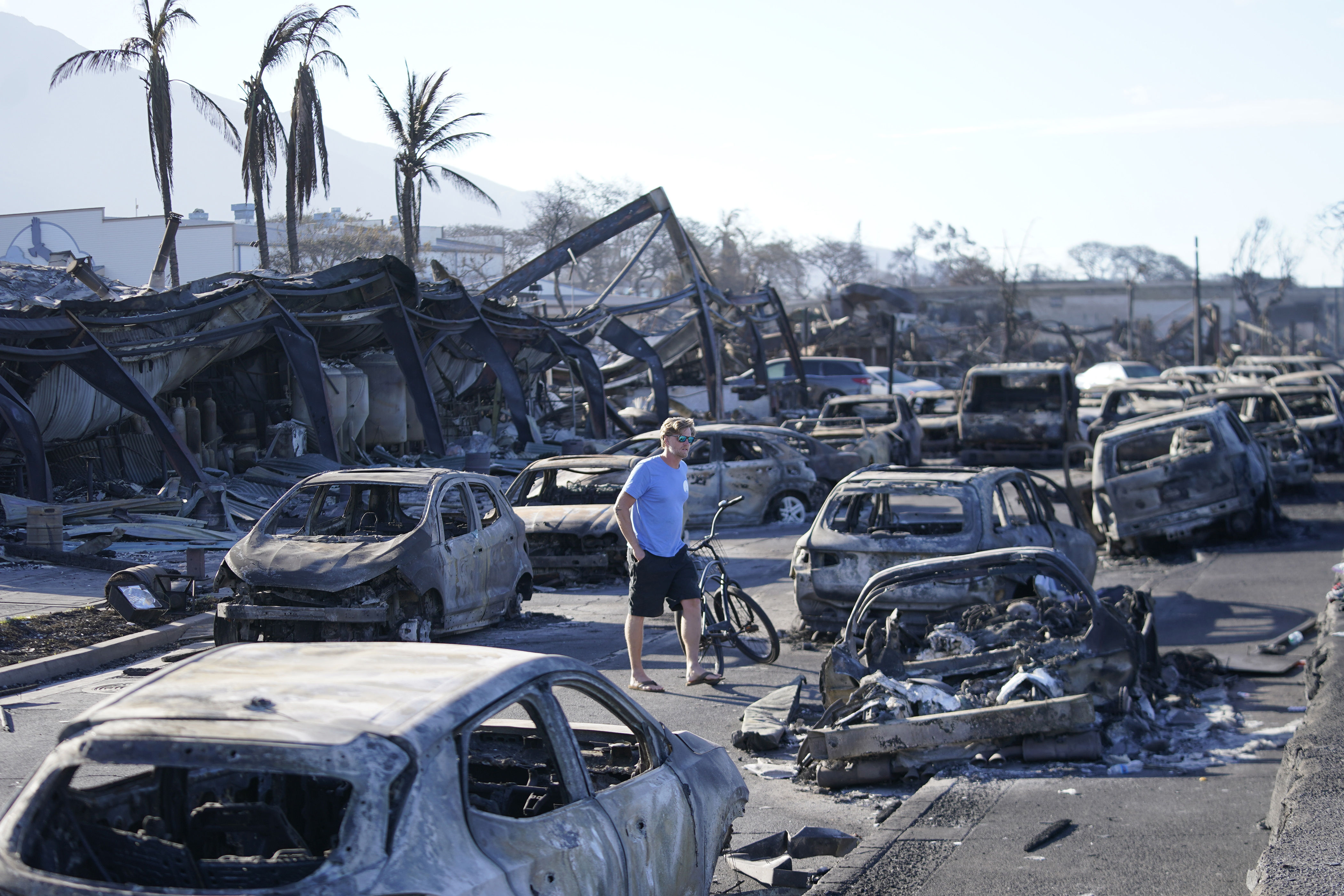 ▲▼毛伊島災情慘重，隨處都是被燒毀的汽車殘骸。（圖／達志影像／美聯社）