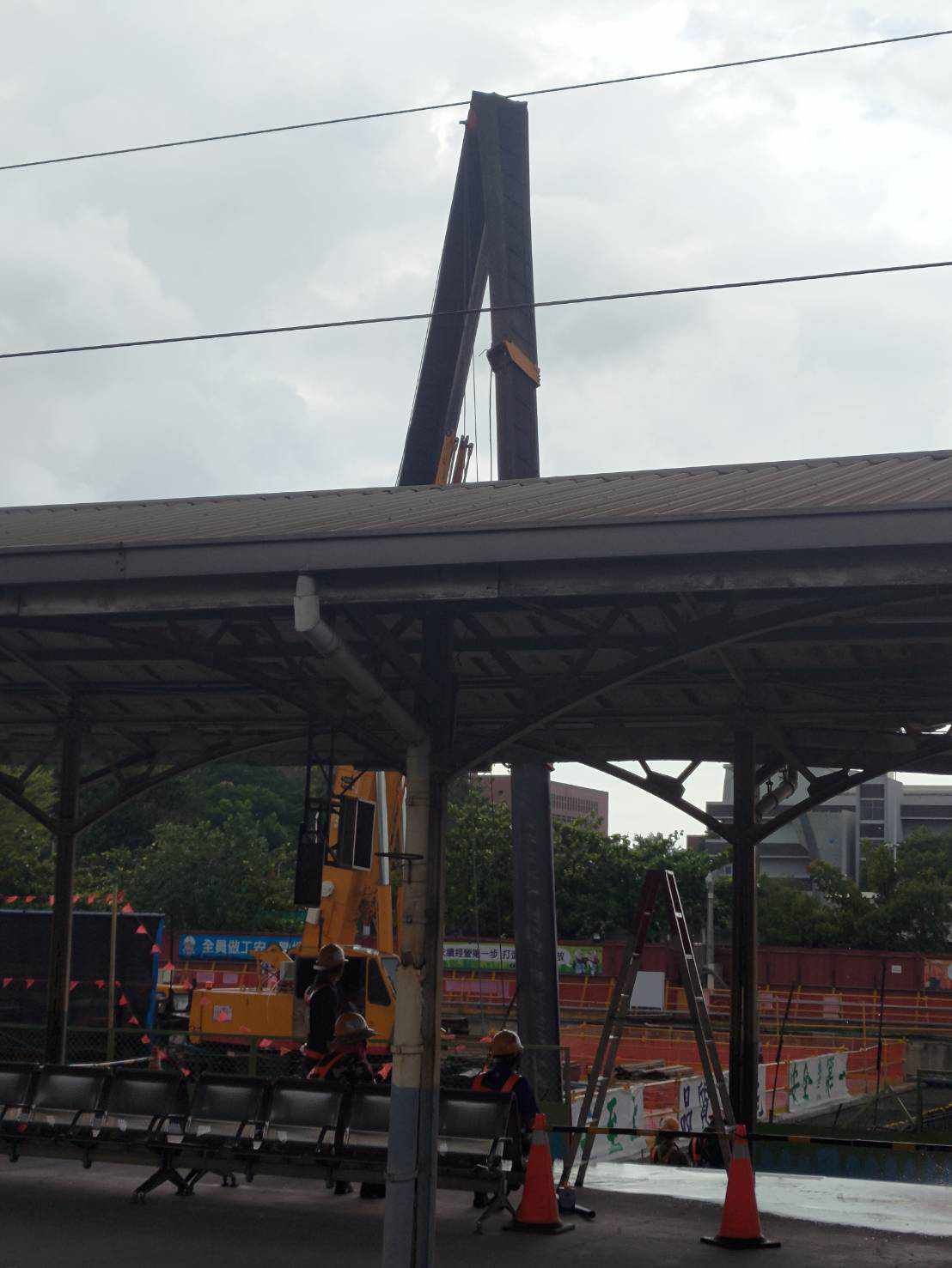 ▲▼鐵道局機具損壞月台雨棚。（圖／翻攝自Facebook／台鐵便當局附屬鐵路部）