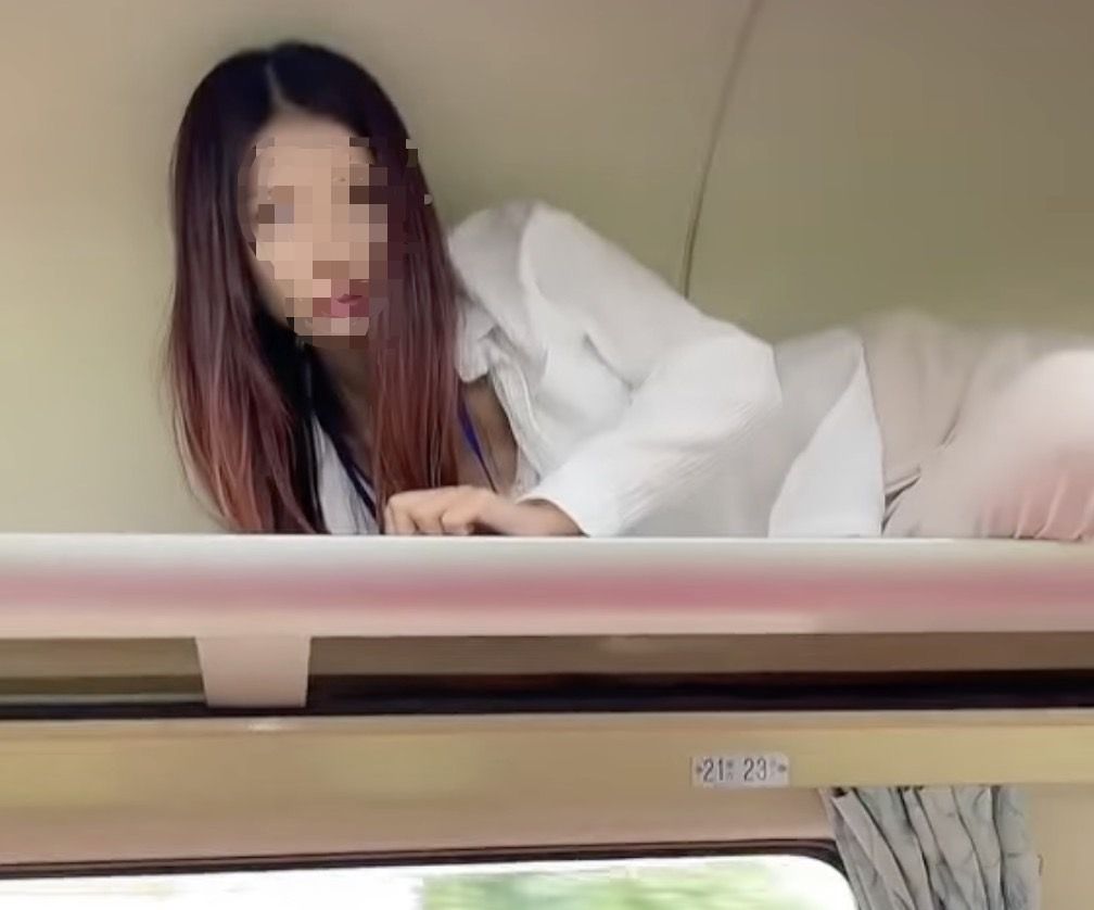 ▲女子為了拍攝抖音爬上台鐵車廂行李架上。（圖／翻攝自Facebook／台灣便當管理局-附屬鐵路部）