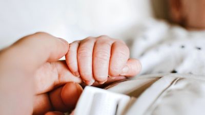 醫接生「扯斷寶寶脖子」意圖阻止屍檢直接火化　20歲新手媽見胎屍崩潰