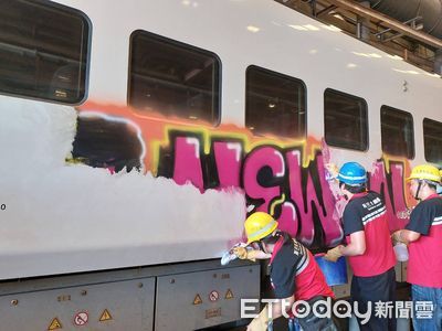 清除塗鴉畫面曝！怪客對EMU3000噴漆　列車還原外觀恢復運行