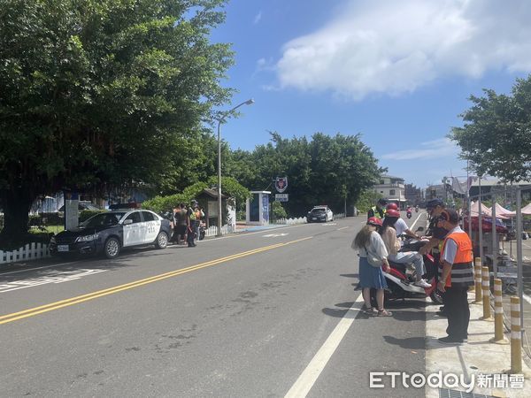 ▲東港警分局會同監理站人員在小琉球執行交通違規取締勤務            。（圖／記者陳崑福翻攝）