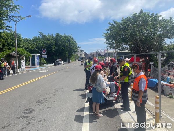 ▲東港警分局會同監理站人員在小琉球執行交通違規取締勤務            。（圖／記者陳崑福翻攝）