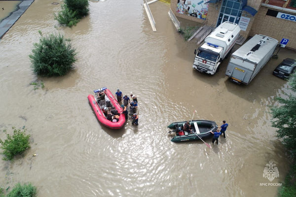 ▲▼在俄羅斯城市烏蘇里斯克（Ussuriysk），救援人員12日使用船隻撤離因水壩潰堤被洪水淹沒的居民。（圖／路透）