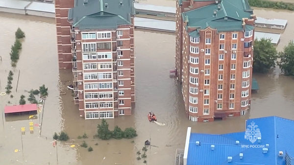 ▲▼在俄羅斯城市烏蘇里斯克（Ussuriysk），救援人員12日使用船隻撤離因水壩潰堤被洪水淹沒的居民。（圖／路透）