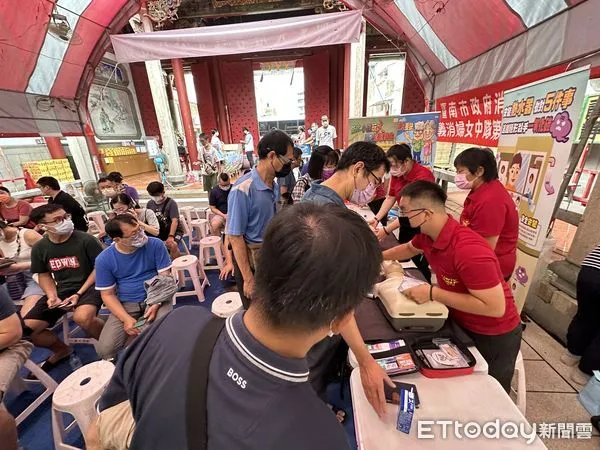 ▲台南市消防局第七大隊、中正分隊13日上午結合祀典大天后宮辦理「媽祖有愛你無礙、捐血救人學防災」宣導及捐血活動。（圖／記者林東良翻攝，下同）