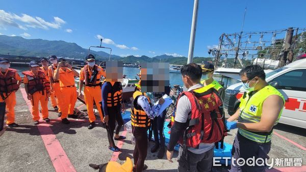 ▲▼瑞芳象鼻岩海域3人玩SUP，體力不支無法回岸邊，撥打電話求援。（圖／記者郭世賢翻攝）