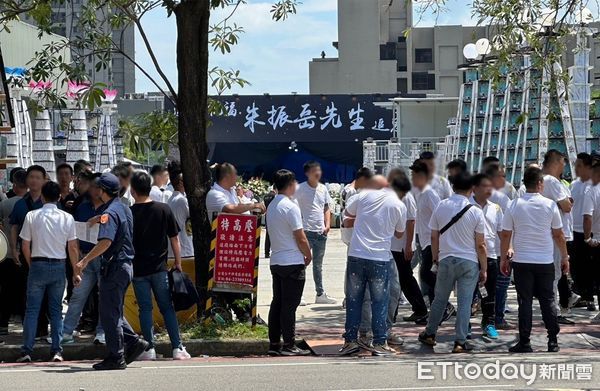 ▲▼台中知名紅酒商朱振岳今日告別式，警方出動160人戒備。（圖／記者白珈陽攝）