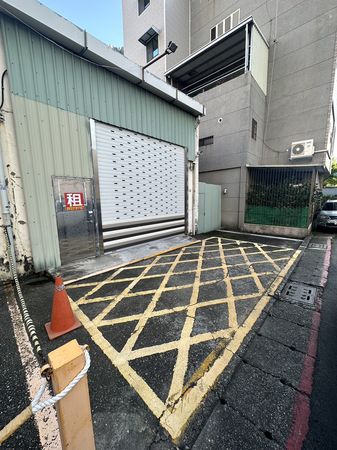 ▲▼超狂路霸！高雄轎車違停堵死停車場出入口，他氣炸：就給你停就好。（圖／記者賴文萱翻攝）