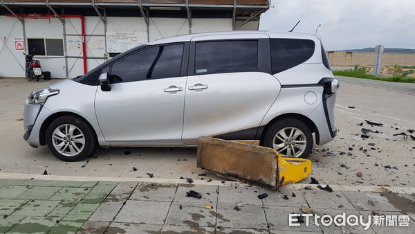 ▲▼金城鎮金豐路水頭商港路段於今(13)日發生小客車撞護欄事故。（圖／記者林名揚翻攝）