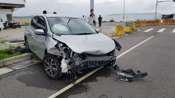 ▲▼金城鎮金豐路水頭商港路段於今(13)日發生小客車撞護欄事故。（圖／記者林名揚翻攝）