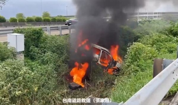 ▲▼       國一北316k火燒車      。（圖／台南道路救援（張家班）提供）