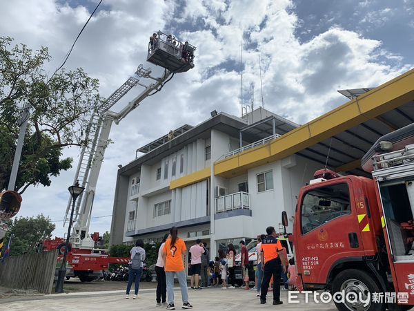 ▲台南市消防局第五救災救護大隊保西分隊，與在地親子共學團體「我在歸仁玩共學」及「親子悠遊館」合作，舉辦「一日小小火消職人」防災體驗營活動。（圖／記者林東良翻攝，下同）