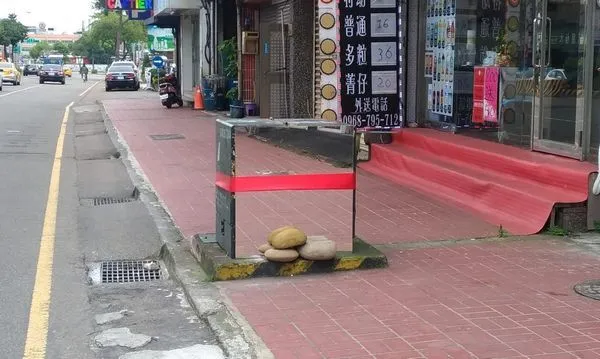 ▲中壢人行道「透明變電箱」引熱議