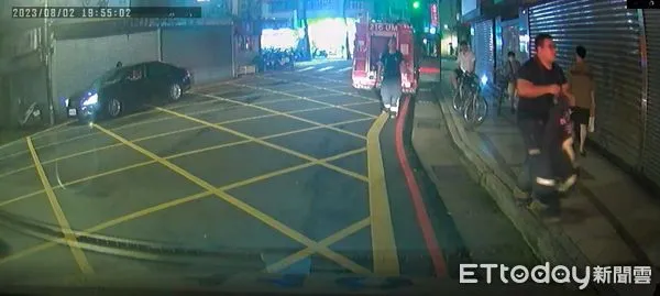 ▲警消人員獲報，經安全評估後，破壞車門前窗。（圖／記者陸運陞翻攝）