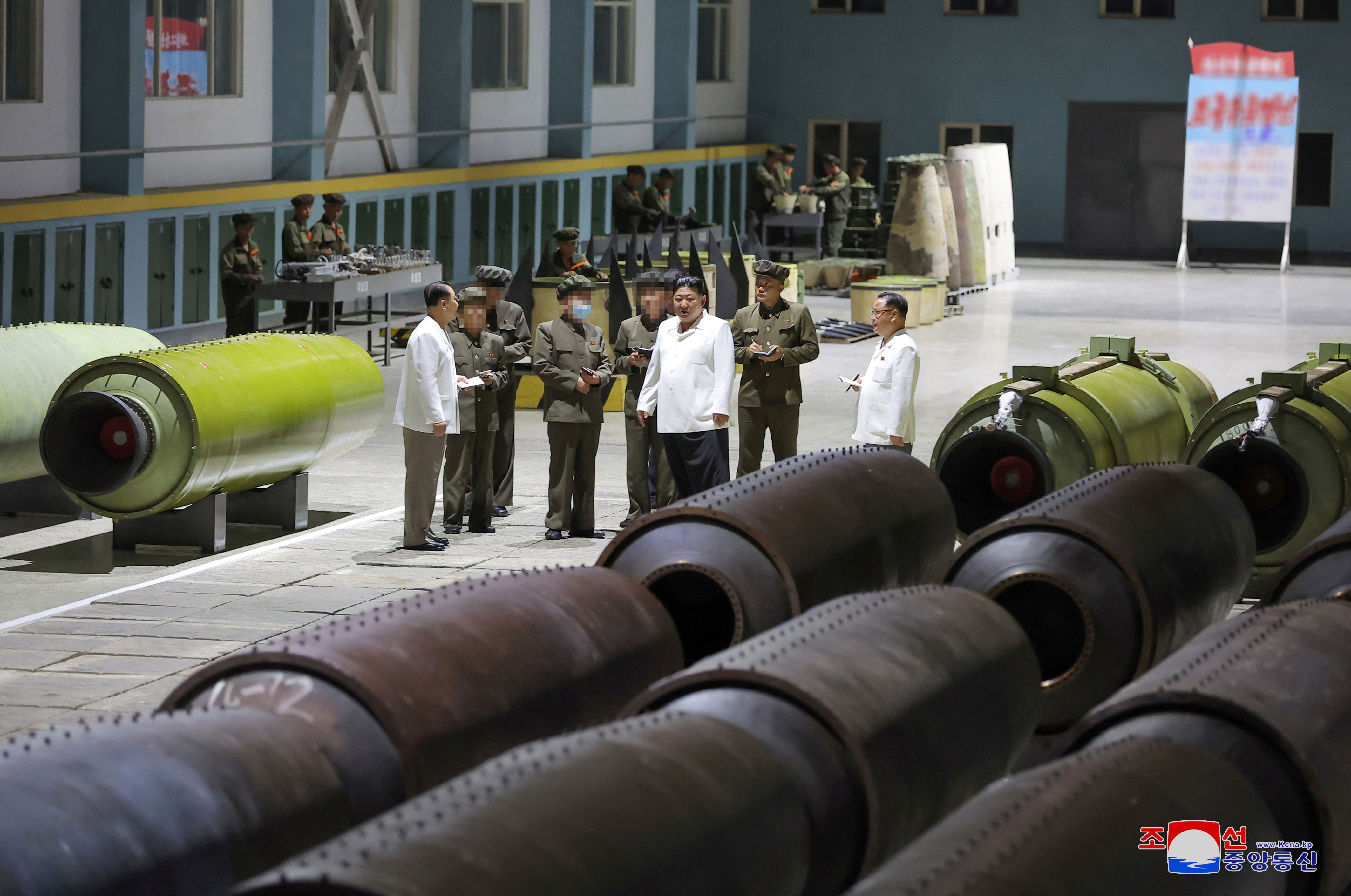 ▲▼金正恩11至12日視察北韓主要軍需工廠，甚至親自搭乘飛彈發射車、駕駛戰鬥裝甲車。（圖／路透）