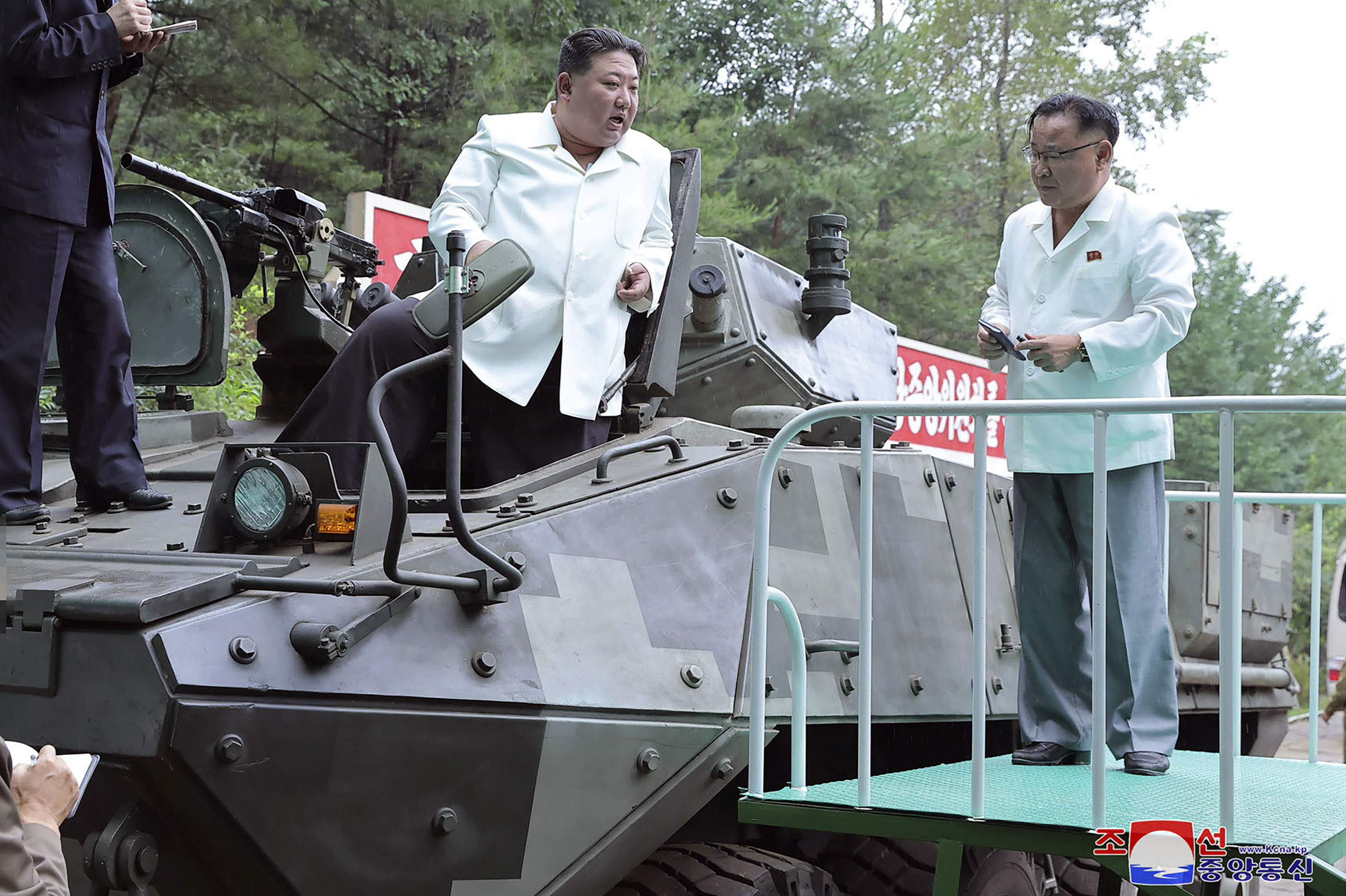 ▲▼金正恩親自登上、駕駛北韓新研發的戰鬥裝甲車。（圖／達志影像／美聯社）