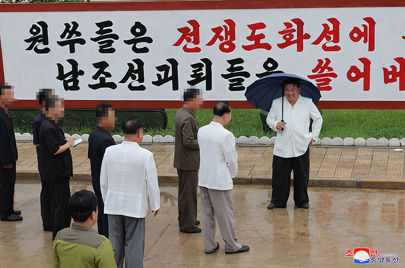 ▲▼金正恩身後的橫幅寫著，「掃蕩南朝鮮傀儡吧!」。（圖／翻攝自朝中社）