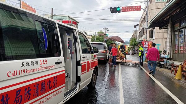 ▲彰化縣芬園鄉彰南路騎士倒地遭休旅車輾壓送醫不治。（圖／記者唐詠絮翻攝）