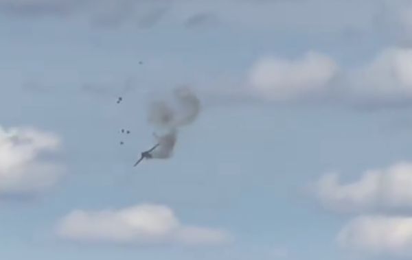 ▲▼米格-23航展中墜毀，飛行員彈跳逃生。（圖／翻攝自推特）
