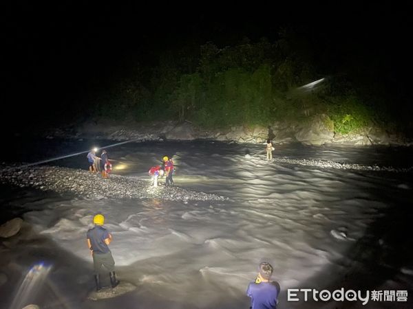 ▲林姓男子與岳父受困湍急溪水，透過燈光和呼喊引起了民眾注意報警。（圖／鳳林警分局提供，下同）