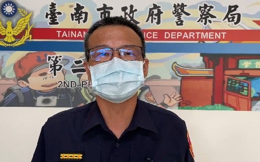 ▲網友在網路上PＯ出員警壓制逮捕男子的畫面，台南市警二局說明警方查處男子酒後喧鬧案件，為防止林男酒後騎機車上路，基於安全才保護管束。（圖／記者林東良翻攝，下同）