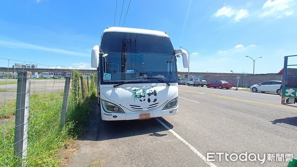 ▲▼以前有開過...高雄雨衣大盜「徒手開車門」，熟捻闖遊覽車狂偷。（圖／記者賴文萱翻攝）