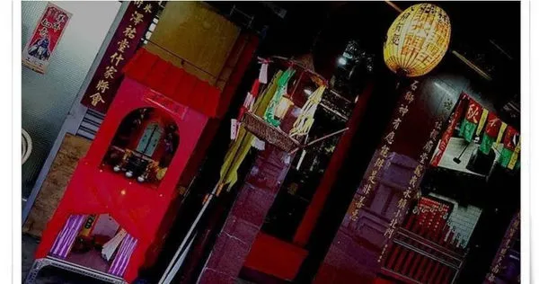 廟宇有斗笠掛燈泡，最好別靠近。（圖／翻攝照片）