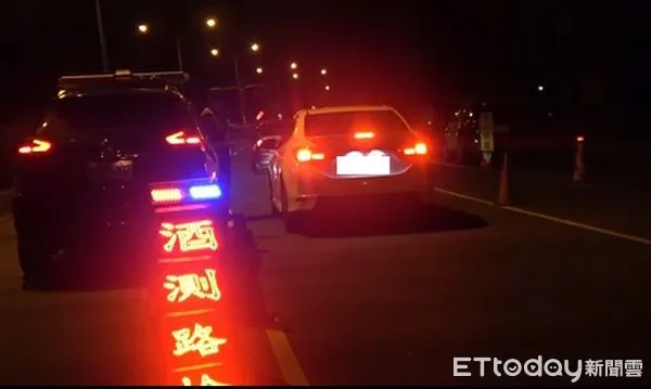 ▲自小客車至受檢區接受盤查時駕駛突然加速逃逸。（圖／新城警分局提供，下同）