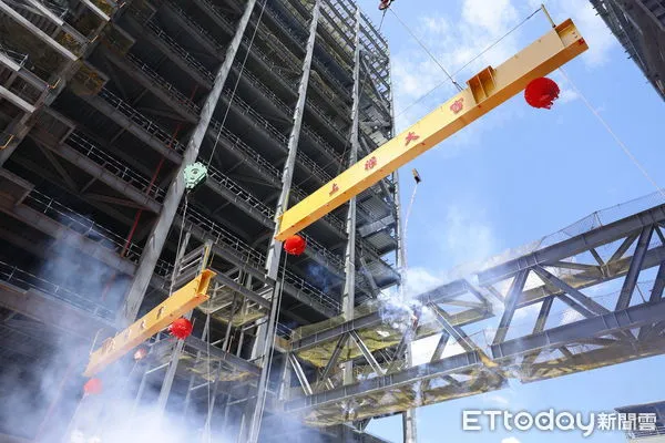 ▲▼位在土城工業區內，由中華工程主導開發建造的中工雲宇宙智慧廠辦今天舉行上樑典禮。新北市長侯友宜、經濟部政務次長陳正(示其)、三三會理事長林伯豐、電電公會理事長李詩欽、威京集團主席沈慶京、副主席陳瑞隆等出席。（圖／記者湯興漢攝）