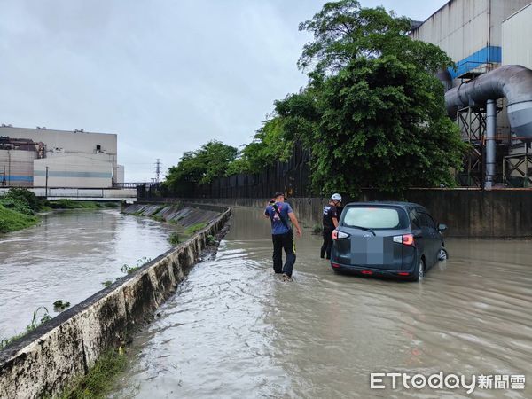 ▲男子不熟路況，不敢從車內離開。（圖／記者吳世龍翻攝）