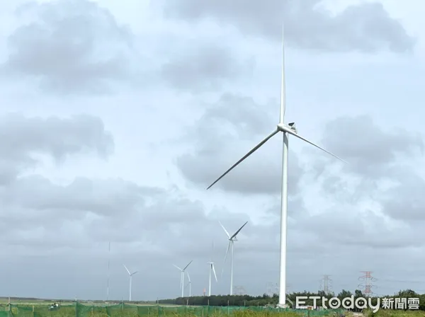▲達德能源建置6座於崙背鄉，為全台尺寸最大陸風機型。（圖／記者蔡佩旻翻攝）