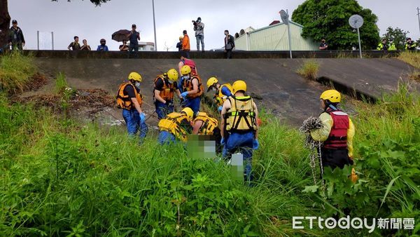 ▲台中市太平區金母橋下14日中午12時41分驚見一具男浮屍。（圖／記者許權毅翻攝）