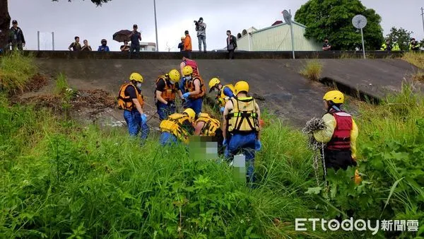 ▲台中市太平區金母橋下14日中午12時41分驚見一具男浮屍。（圖／記者許權毅翻攝）